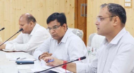 सीएम हेल्पलाइन की शिकायतों पर डीएम गौरव कुमार सख्त, संतुष्टिपूर्ण निस्तारण के दिए निर्देश