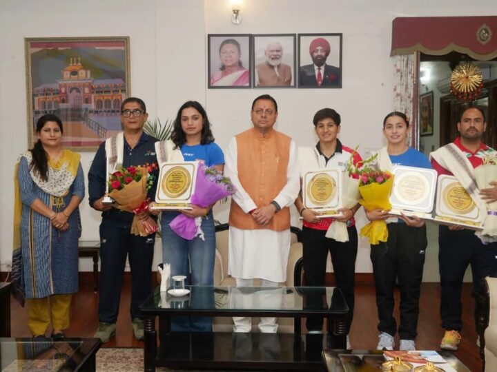 मुख्यमंत्री धामी से मिलीं अंतरराष्ट्रीय स्तर पर पदक जीतने वाली उत्तराखंड की महिला मुक्केबाज, CM ने किया सम्मानित
