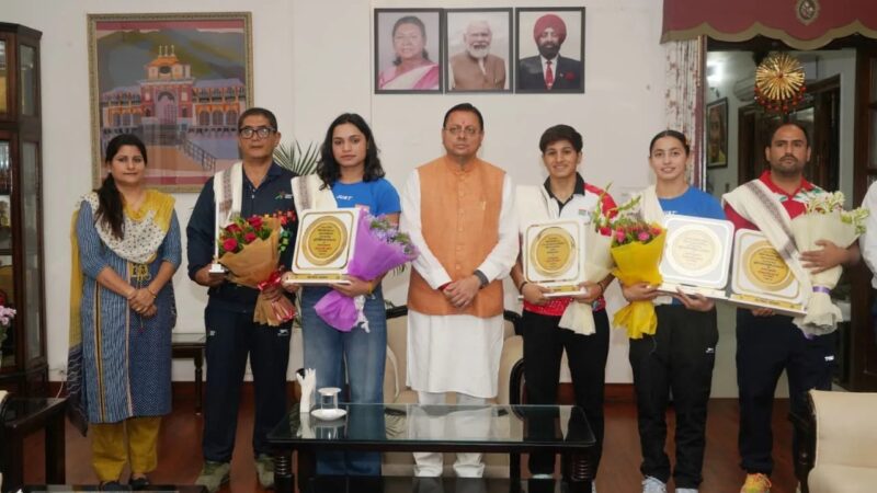 मुख्यमंत्री धामी से मिलीं अंतरराष्ट्रीय स्तर पर पदक जीतने वाली उत्तराखंड की महिला मुक्केबाज, CM ने किया सम्मानित