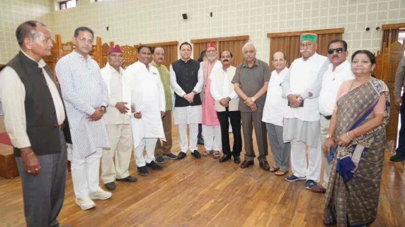 मुख्यमंत्री पुष्कर सिंह धामी से मिलने पहुंचे कई पूर्व विधायक, मुख्यमंत्री को दी शुभकामनाएं