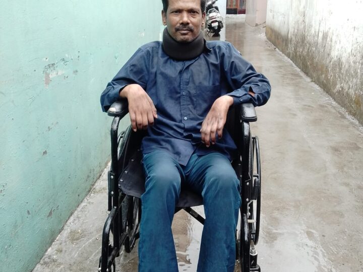 समाधान दिवस में मिला त्वरित न्याय, डीएम डॉ. आशीष चौहान की संवेदनशीलता से दिव्यांग सुनील को मिली पेंशन, बैंक खाता और नई व्हीलचेयर