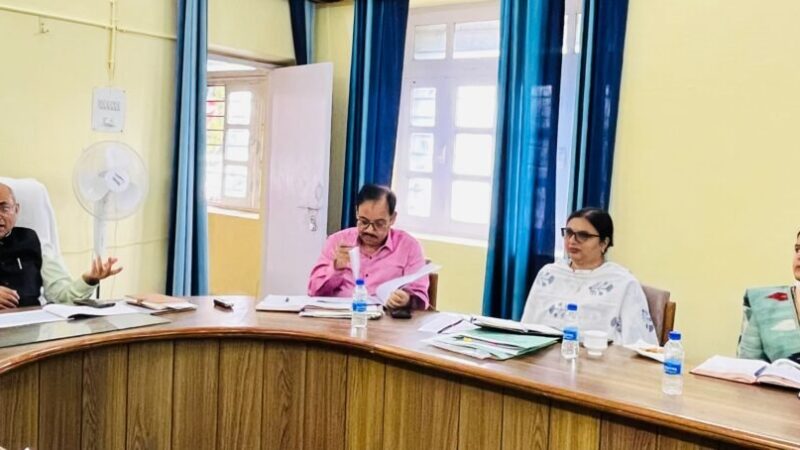 पेंशन सत्यापन, टीबी नियंत्रण, विद्यालयों की मूलभूत सुविधाएं और निर्माण कार्यों की गुणवत्ता पर विशेष जोर