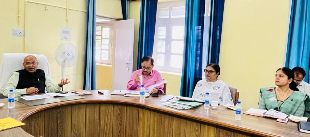 पेंशन सत्यापन, टीबी नियंत्रण, विद्यालयों की मूलभूत सुविधाएं और निर्माण कार्यों की गुणवत्ता पर विशेष जोर
