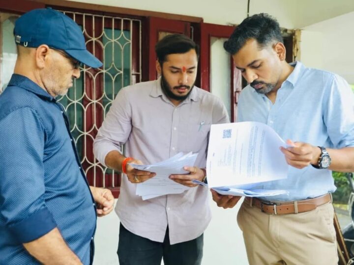मतदाता सूची पुनरीक्षण की जमीनी पड़ताल को ग्राउंड जीरो पर उतरे डीएम, त्रुटिरहित एसआईआर के लिए डीएम के निर्देश, बीएलओ को मिलेगा फ्लोचार्ट-चेकलिस्ट
