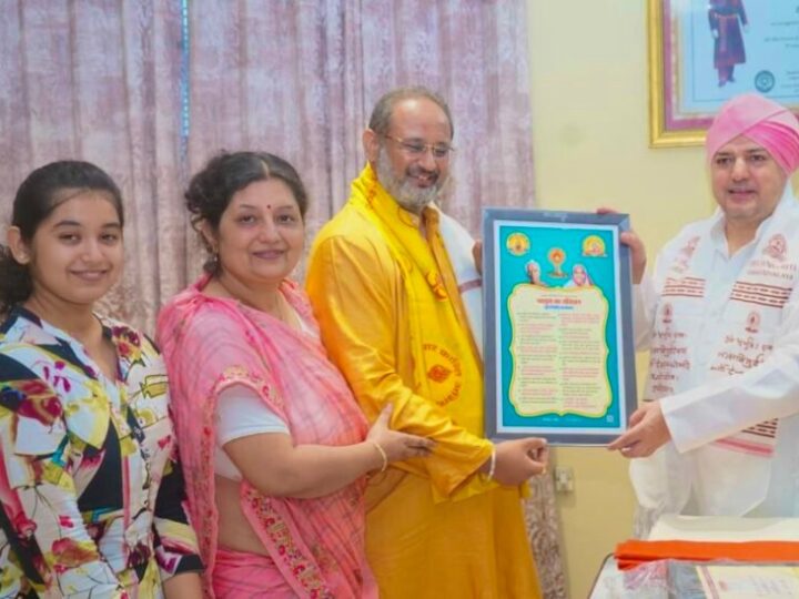 श्री दरबार साहिब में आध्यात्मिक समागम, शिक्षा और संस्कृति के क्षेत्र में सहयोग का नया अध्याय, अखिल विश्व गायत्री परिवार के आध्यात्मिक गुरु डॉ. चिन्मय पंड्या ने श्री महाराज जी से की शिष्टाचार भेंट
