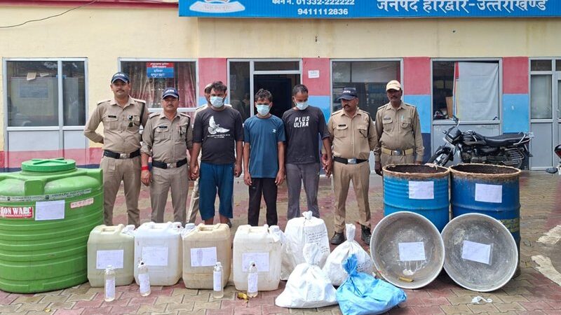 मंगलौर में अवैध शराब कारोबार पर पुलिस का बड़ा प्रहार, 200 लीटर कच्ची शराब बरामद