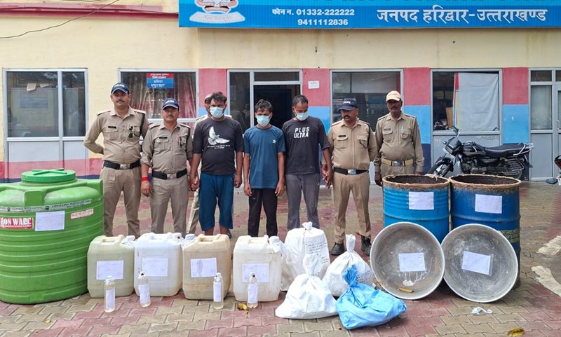 मंगलौर में अवैध शराब कारोबार पर पुलिस का बड़ा प्रहार, 200 लीटर कच्ची शराब बरामद