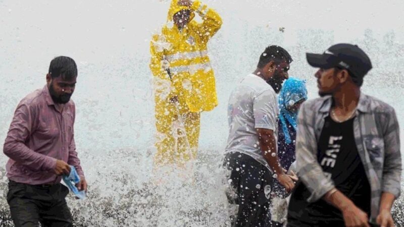 मुंबई में मूसलाधार बारिश का कहर : चॉल ढही, छह की मौत, कई हादसों में नौ लोगों ने गंवाई जान