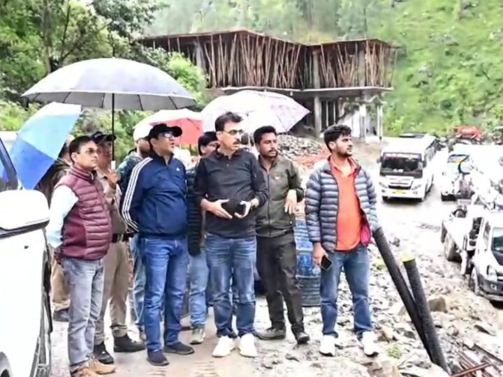 लगातार बारिश के बीच डीएम प्रशांत आर्य ने स्यानाचट्टी का किया निरीक्षण, राहत कार्य तेज करने के निर्देश
