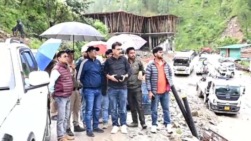 लगातार बारिश के बीच डीएम प्रशांत आर्य ने स्यानाचट्टी का किया निरीक्षण, राहत कार्य तेज करने के निर्देश