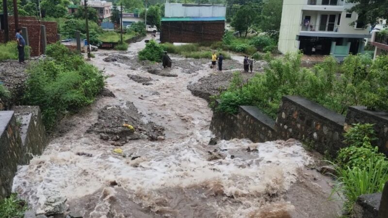 मालदेवता में 233 मिमी रिकॉर्ड बारिश, चारधाम यात्रा दो दिन के लिए स्थगित, कई हाईवे बंद