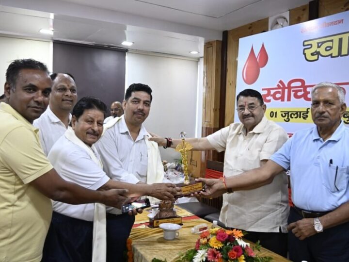 स्वास्थ्य संवाद एवं रक्तदान शिविर में पीआरएसआई देहरादून चैप्टर का सम्मान