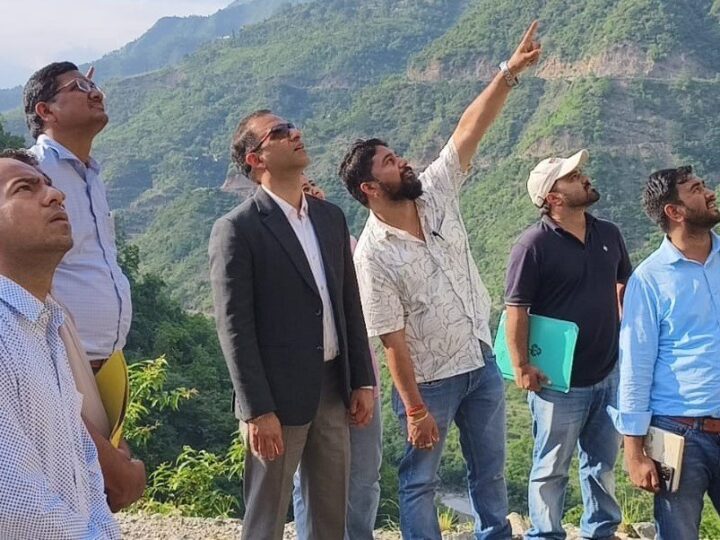 डीएम आशीष कुमार भटगांई ने खतरनाक बैंडों का किया निरीक्षण, लापरवाही पर अधिकारियों को लगायी  फटकार