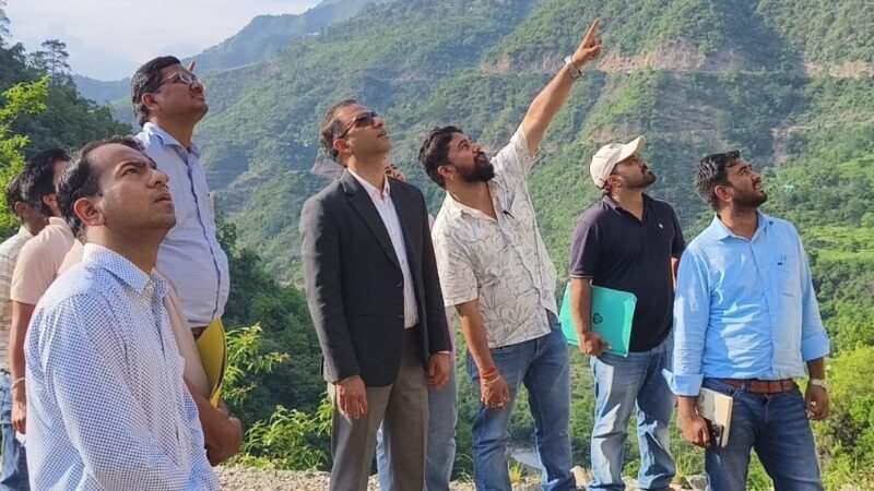 डीएम आशीष कुमार भटगांई ने खतरनाक बैंडों का किया निरीक्षण, लापरवाही पर अधिकारियों को लगायी  फटकार
