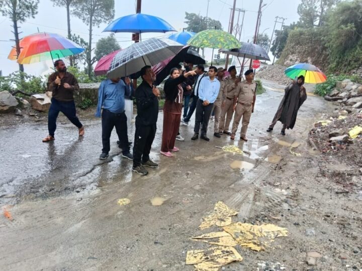 भारी वर्षा से क्षतिग्रस्त पुस्ते के बाद प्रशासन ने नई टिहरी सी-ब्लॉक से किये तीन परिवार सुरक्षित स्थानांतरित, डीएम नितिका खण्डेलवाल ने स्थलीय निरिक्षण कर लिया स्थिति का जायजा, PWD के अधिकारियों को दिए सख्त निर्देश