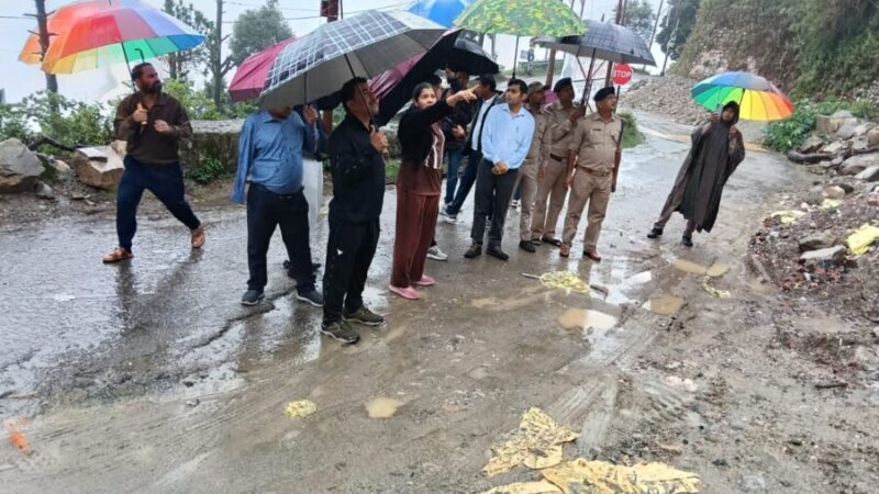 भारी वर्षा से क्षतिग्रस्त पुस्ते के बाद प्रशासन ने नई टिहरी सी-ब्लॉक से किये तीन परिवार सुरक्षित स्थानांतरित, डीएम नितिका खण्डेलवाल ने स्थलीय निरिक्षण कर लिया स्थिति का जायजा, PWD के अधिकारियों को दिए सख्त निर्देश