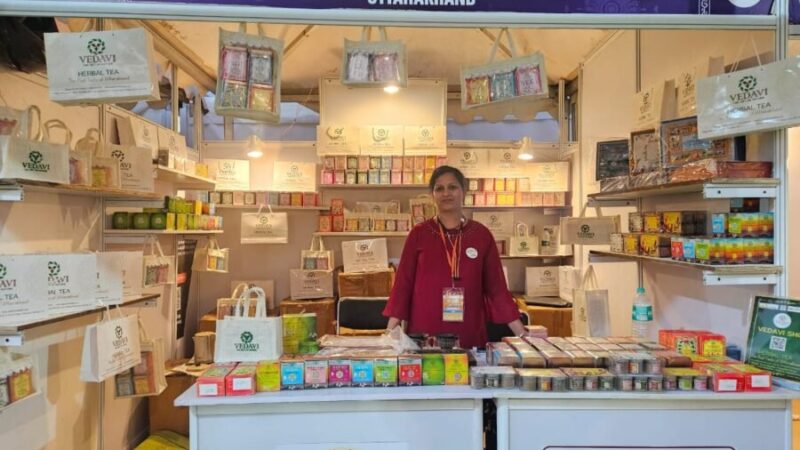 आत्मनिर्भरता की नई मिसाल बनीं थौलधार की प्रियंका बिष्ट, हर्बल टी के व्यवसाय से बनीं “लखपति दीदी”