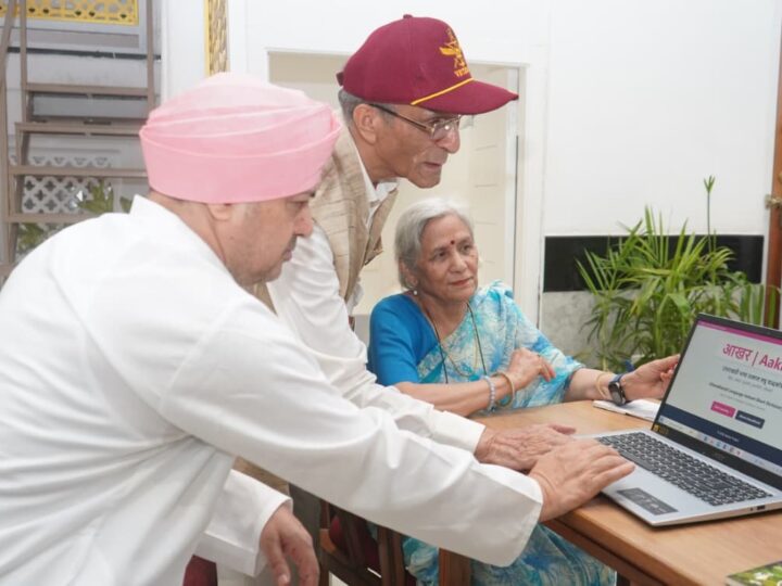 श्रीमहंत देवेन्द्र दास जी महाराज ने आखर शब्दकोश ऐप का किया उद्घाटन