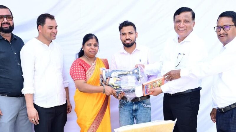 मुख्यमंत्री को सौंपा ज्ञापन, कुछ घंटों में मिली सिलाई मशीन