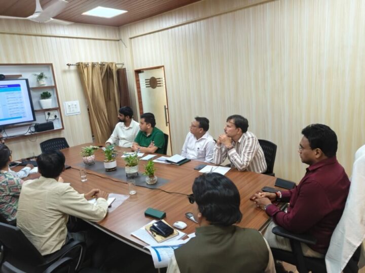 पीएम आवास योजना के कार्यों में देरी पर सचिव आवास डॉ. आर राजेश कुमार सख्त, धीमी प्रगति पर जताई नाराजगी, 15 अगस्त से पहले परियोजनाएं पूरी करने के निर्देश