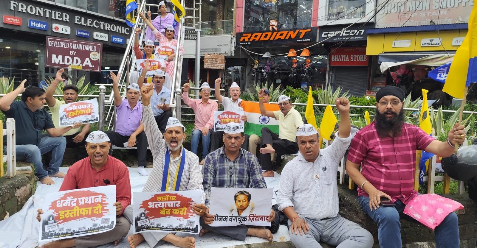 नीट पेपर लीक और छात्रों पर लाठीचार्ज के विरोध में ‘आप’ का घंटाघर पर प्रदर्शन