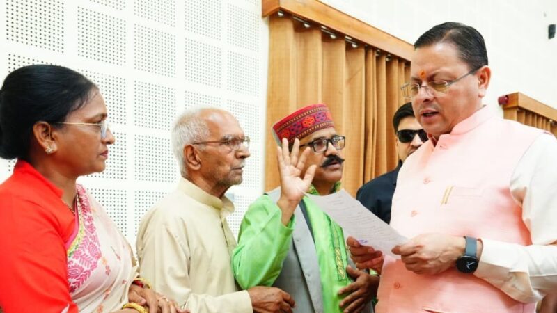 जनता को सरकारी दफ्तरों के चक्कर न लगाने पड़ें, शिकायतों का समयबद्ध समाधान करें अधिकारी – मुख्यमंत्री धामी