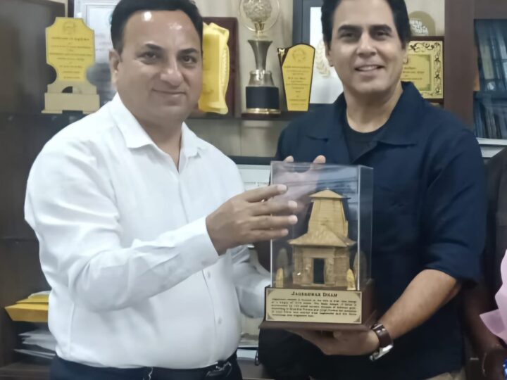 फिल्म अभिनेता अमन वर्मा ने की फिल्म विकास परिषद के नोडल अधिकारी केएस चौहान से भेंट