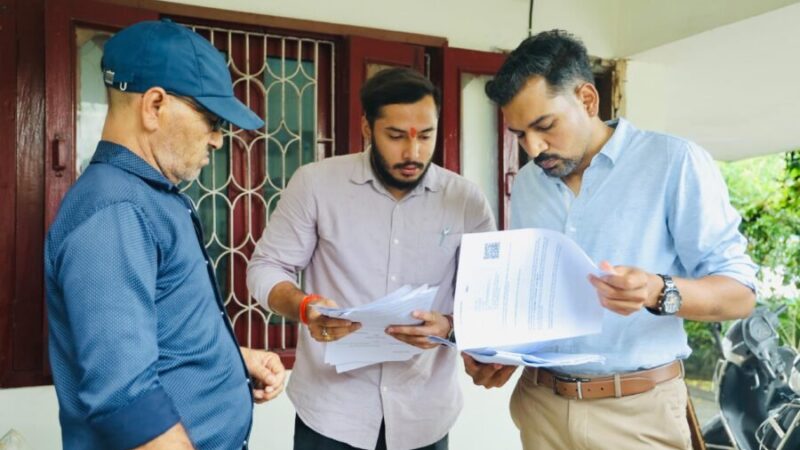 मतदाता सूची पुनरीक्षण की जमीनी पड़ताल को ग्राउंड  जीरो पर उतरे डीएम डॉ. आशीष चौहान, अजबपुर कलां में घर-घर नोटिस वितरण प्रक्रिया का किया स्थलीय निरीक्षण, त्रुटिरहित एसआईआर के लिए दिए सख्त निर्देश