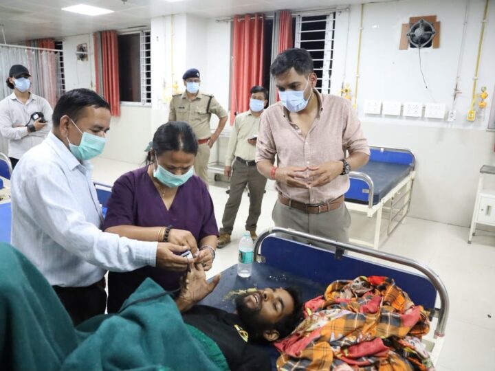 कोरोनेशन अस्पताल की बदहाली पर भड़के डीएम डॉ. आशीष चौहान, औचक निरीक्षण के दौरान आईसीयू में बंद मिला AC, लापरवाही पर होगी सख्त कार्रवाई, व्यवस्थाएं सुधारने के दिए निर्देश