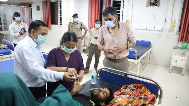 कोरोनेशन अस्पताल की बदहाली पर भड़के डीएम डॉ. आशीष चौहान, औचक निरीक्षण के दौरान आईसीयू में बंद मिला AC, लापरवाही पर होगी सख्त कार्रवाई, व्यवस्थाएं सुधारने के दिए निर्देश