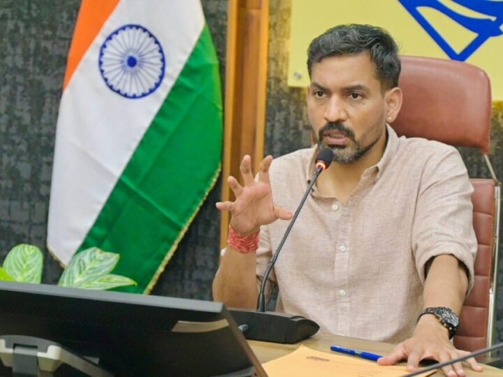 ठोस अपशिष्ट प्रबंधन में लापरवाही बर्दाश्त नहीं, अनधिकृत डंपिंग व मानकविहीन प्लांटों पर होगी कड़ी कार्रवाई – डीएम डॉ. आशीष चौहान