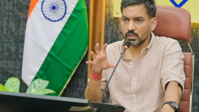 ठोस अपशिष्ट प्रबंधन में लापरवाही बर्दाश्त नहीं, अनधिकृत डंपिंग व मानकविहीन प्लांटों पर होगी कड़ी कार्रवाई – डीएम डॉ. आशीष चौहान