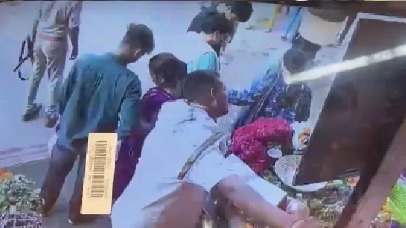 विश्वनाथ मंदिर परिक्षेत्र में कार्बाइन से चली गोली, तीन लोग घायल