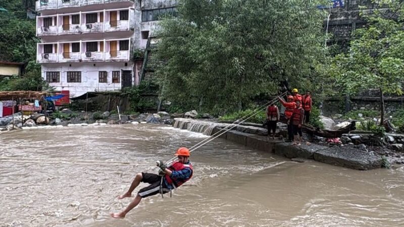 आपदा से निपटने की तैयारियों को परखा : देहरादून के 07 संवेदनशील स्थानों पर एक साथ हुई मॉकड्रिल