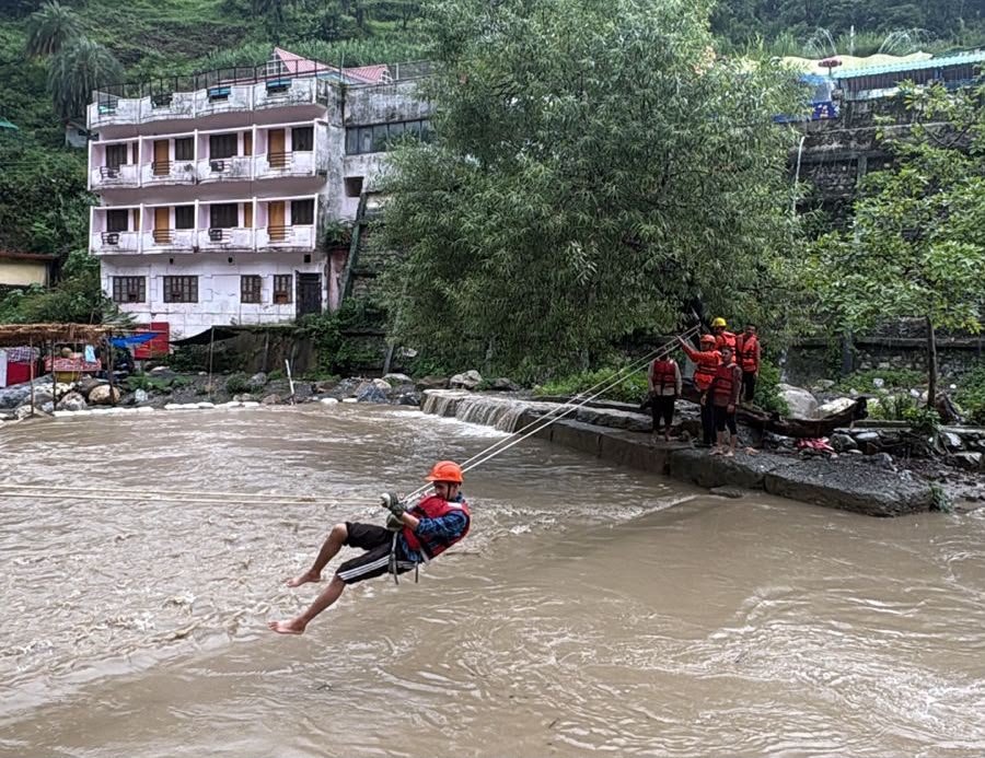 आपदा से निपटने की तैयारियों को परखा : देहरादून के 07 संवेदनशील स्थानों पर एक साथ हुई मॉकड्रिल