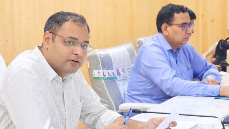 मुख्यमंत्री हेल्पलाइन पर लापरवाही नहीं होगी बर्दाश्त – डीएम गौरव कुमार