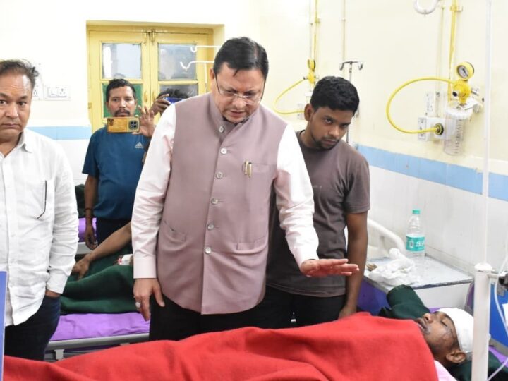 घायल श्रमिकों से मिले मुख्यमंत्री धामी, जिला अस्पताल में जाना कुशलक्षेम