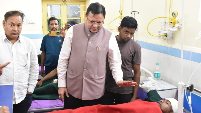 घायल श्रमिकों से मिले मुख्यमंत्री धामी, जिला अस्पताल में जाना कुशलक्षेम