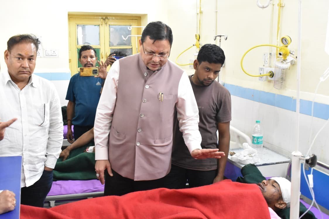 घायल श्रमिकों से मिले मुख्यमंत्री धामी, जिला अस्पताल में जाना कुशलक्षेम