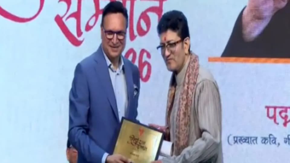 हिन्दी रत्न सम्मान से सम्मानित हुए गीतकार प्रसून जोशी