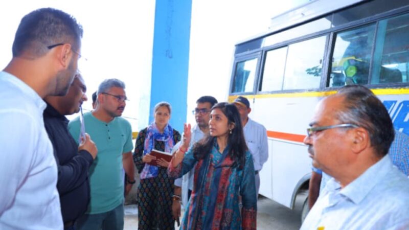डीएम स्वाति एस. भदौरिया ने बस अड्डे का किया व्यापक निरीक्षण, अव्यवस्थाओं पर जताई नाराज़गी