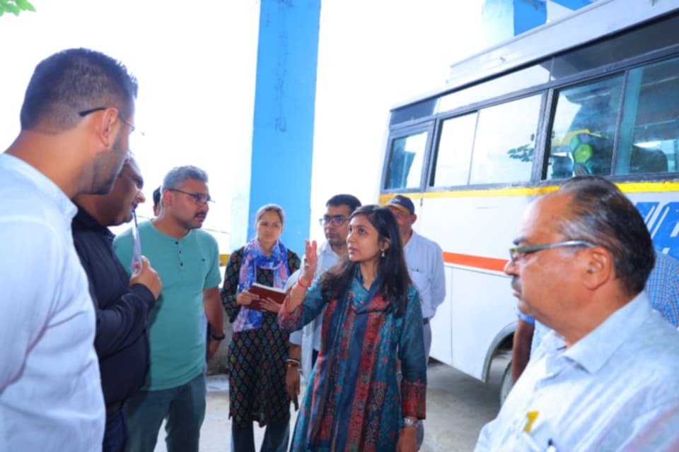 डीएम स्वाति एस. भदौरिया ने बस अड्डे का किया व्यापक निरीक्षण, अव्यवस्थाओं पर जताई नाराज़गी