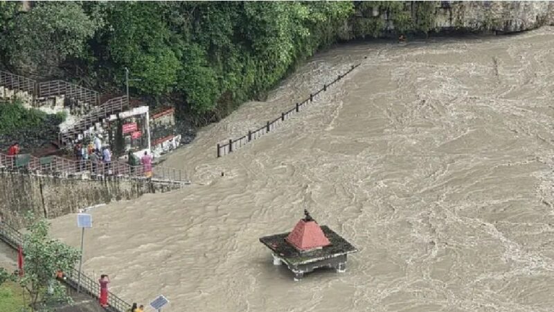 अलकनंदा चेतावनी स्तर से ऊपर, प्रशासन ने की नदी किनारों से दूर रहने की अपील