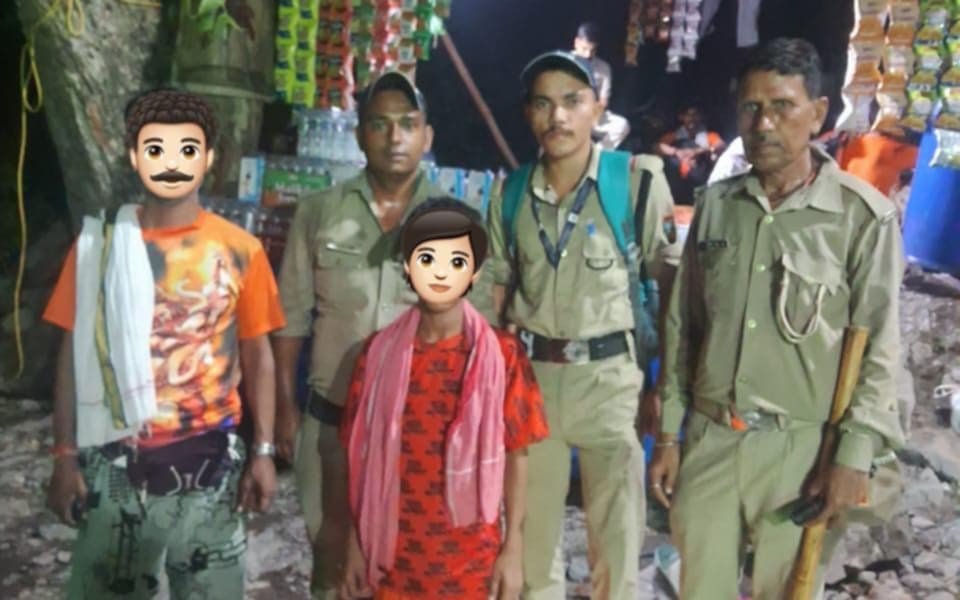 कांवड़ यात्रा में नीलकंठ पैदल मार्ग पर परिजनों से बिछड़े 2 मासूमों का परिजनों से पुलिस ने कराया मिलन