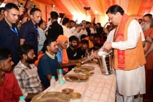मुख्यमंत्री ने धोए शिवभक्त कांवड़ियों के पैर, पुलिसकर्मी और पर्यावरण मित्र सम्मानित