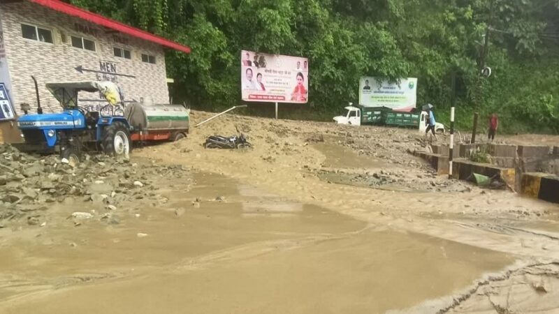 मूसलाधार बारिश से तबाही, केदारनाथ हाईवे पर गदेरे का सैलाब, कई वाहन मलबे में दबे