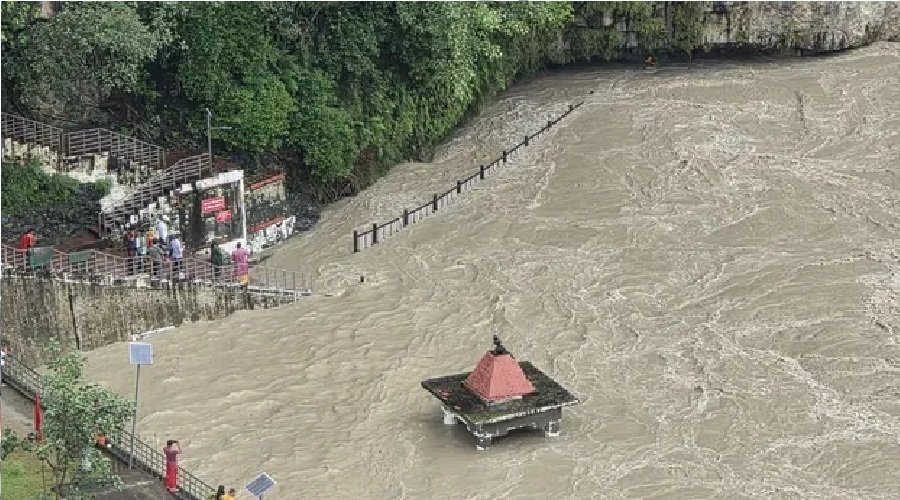 हाई अलर्ट पर उत्तराखंड : 85 सड़कें बंद, अलकनंदा-मंदाकिनी खतरे के निशान से ऊपर, मलबे में दबी कार