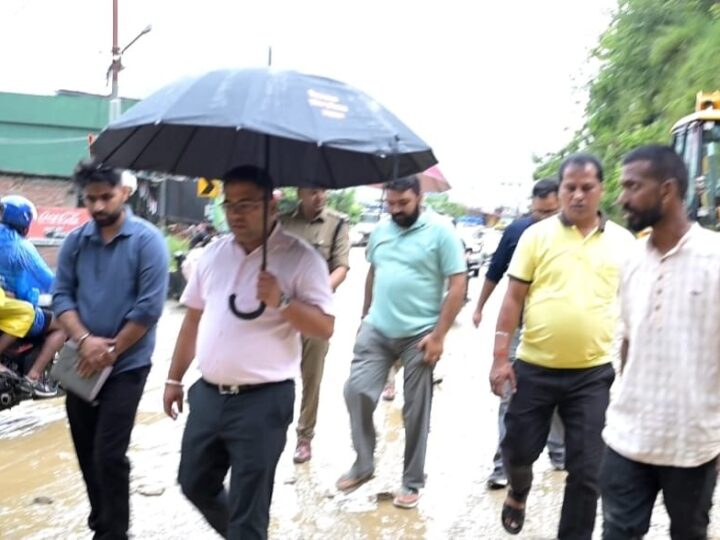 डीएम विशाल मिश्रा ने तिलवाड़ा क्षेत्र में केदारनाथ राष्ट्रीय राजमार्ग-107 पर मलबा आने पर किया स्थलीय निरीक्षण, मशीनें संवेदनशील स्थल पर तैनात रखने, त्वरित मार्ग बहाली एवं तकनीकी आकलन के दिए निर्देश