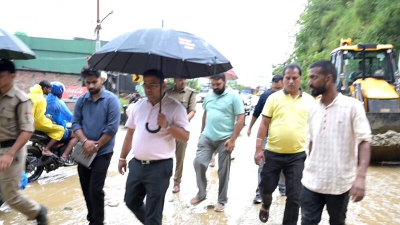 डीएम विशाल मिश्रा ने तिलवाड़ा क्षेत्र में केदारनाथ राष्ट्रीय राजमार्ग-107 पर मलबा आने पर किया स्थलीय निरीक्षण, मशीनें संवेदनशील स्थल पर तैनात रखने, त्वरित मार्ग बहाली एवं तकनीकी आकलन के दिए निर्देश