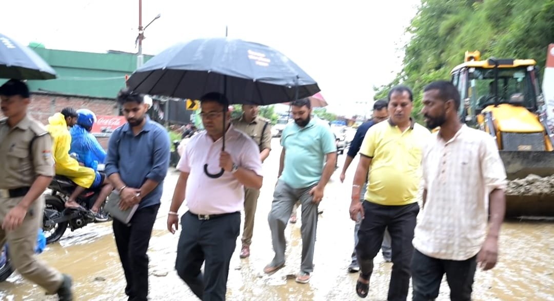 डीएम विशाल मिश्रा ने तिलवाड़ा क्षेत्र में केदारनाथ राष्ट्रीय राजमार्ग-107 पर मलबा आने पर किया स्थलीय निरीक्षण, मशीनें संवेदनशील स्थल पर तैनात रखने, त्वरित मार्ग बहाली एवं तकनीकी आकलन के दिए निर्देश